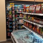 В Гродно открылся «Кузнечик», который сравнивали с польской Żabka. Вот как он выглядит внутри