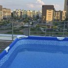 В Новой Боровой из-за жары поставили бассейн на крыше многоэтажки. Смотрите, как это выглядит