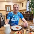 В соцсетях сильно завирусился витебский мастер по поклейке обоев. Теперь ему дарят путешествие и зовут в гости
