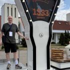В Беларуси появились гигантские весы. На них можно узнать свой вес в глазированных сырках, драниках и не только