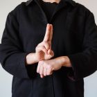 Видели, как выглядит беларуский жестовый язык? Нацхудмузей выпустил новые экскурсии о работах Шагала