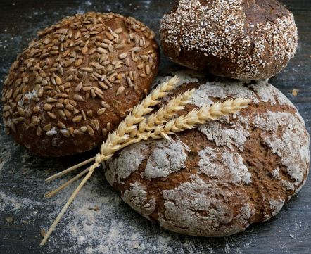С семечками, черносливом, шоколадом и не только. В каких пекарнях Минска купить свежий хлеб