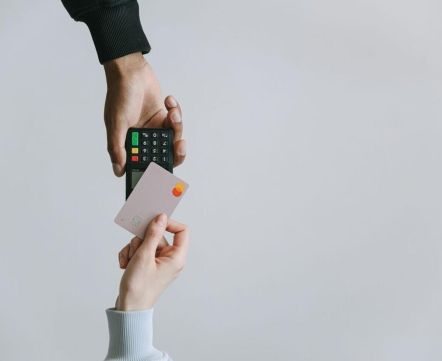Собираетесь в отпуск? Вот какие беларуские карты сейчас (не)работают за границей