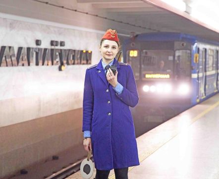 Почему сотрудницы метро ходят с жезлом? Минский метрополитен рассказал о необычной профессии