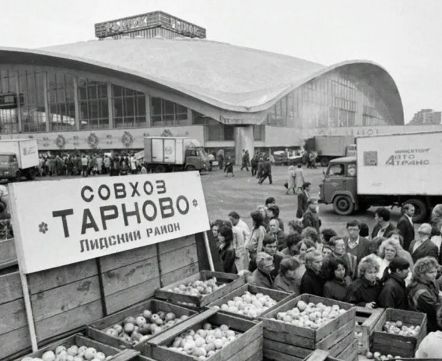 В соцсетях показали Комаровку конца 90-х. Беларусы вспоминают рынок, грязь под ногами и пирожки с тележек