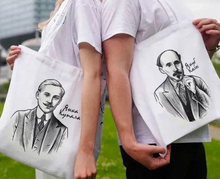 «Якуб Колос» вместо Коласа. Шоперы Нацбиблиотеки с беларускими классиками удивили беларусов