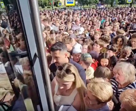 Смотрите, какая огромная очередь была на открытии ТЦ в Бобруйске. Некоторые даже подумали, что это ИИ