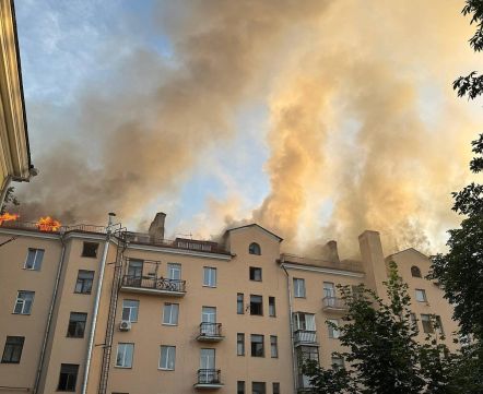 «Все потолки текут, шкафы залиты, техника под вопросом». Вот как выглядят квартиры после крупного пожара в самом центре Минска