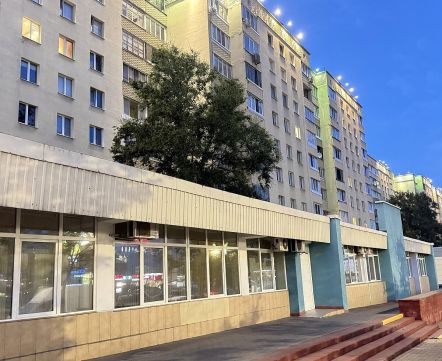 Минчане обсуждают, как деревья могут расти прямо на крыше магазина. Вот в чем секрет