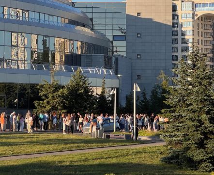 В Минске опять выстроилась огромная очередь к Национальной библиотеке – что на этот раз?