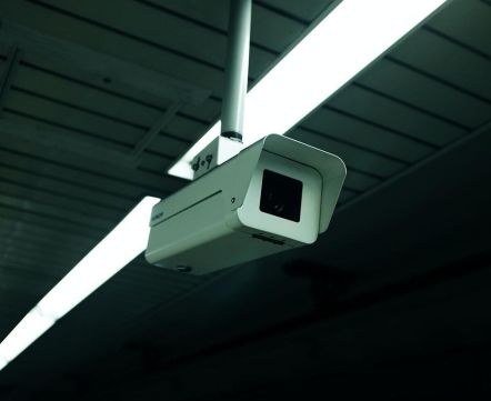Камеры в подъезде – можно, у двери вашей квартиры – нельзя. В Беларуси предлагают новые правила видеонаблюдения
