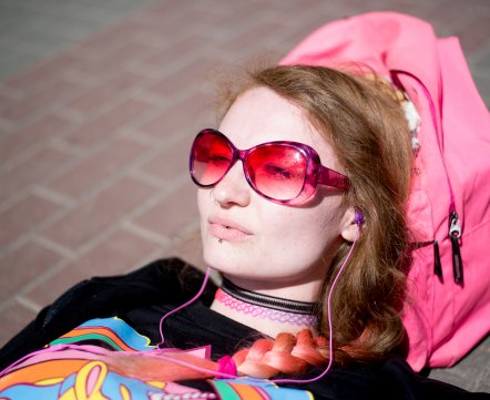 Уличная мода: участница «Веломисс-2017» и лежащий фотограф 