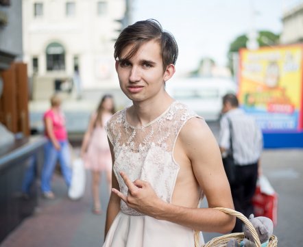 Уличная мода: парень в розовом платье и fashion-блогер с барсеткой