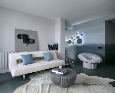 Квартиросъемка: двухкомнатная квартира в стиле минимализм с зеркальным потолком в спальне