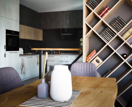 Квартиросъемка: «трешка» с окном в пол на кухне и подоконниками из искусственного камня