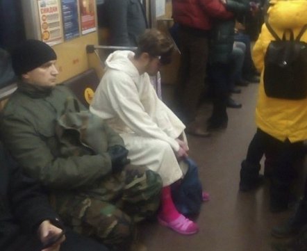 Веселые картинки. В метро ездил парень в домашнем халате, розовых носках и шлепках – как будто так и надо