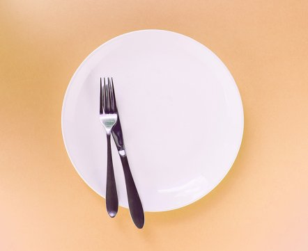 «В первую очередь сгорает не жир». Диетолог объясняет, почему голодание и интервальные диеты – не лучший способ привести себя в порядок