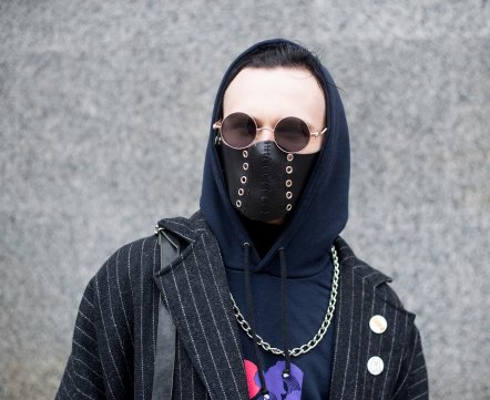 Уличная мода в масках: кожевник в самодельной маске и режиссерка, стащившая сумку