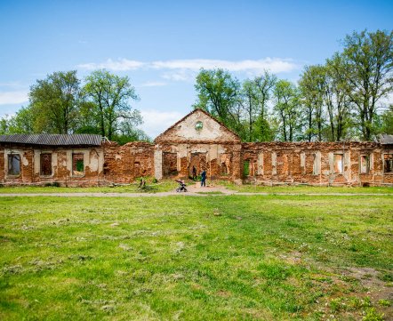 Веломаршрут на выходные: едем к руинам красивого дворца и к английскому парку под Минском