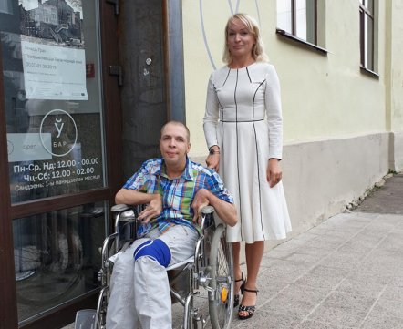 Эта минчанка начала гулять со взрослыми людьми с инвалидностью, а потом решила научить их бизнесу