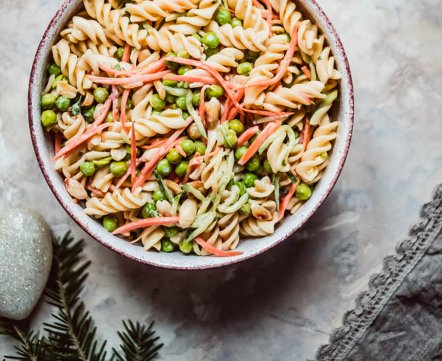 Не только оливье: вот 9 вариантов салатов для новогоднего стола, которые вам стоит попробовать