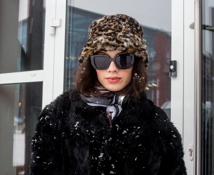 В мини, коже и леопарде – смотрите, как необычно выглядели гости винтажного маркета, в нашей «Уличной моде»