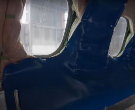 Кресел нет даже в кабине пилотов: в Belavia сделали залипательное видео – вот как изнутри выглядит разобранный салон самолета Embraer