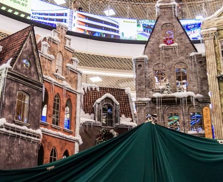 На этой неделе в Dana Mall открывают огромную новогоднюю инсталляцию. Кажется, она будет такой же масштабной и сказочной, как и в прошлые годы