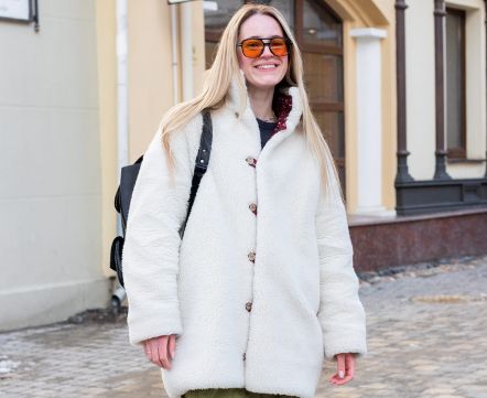 Уличная мода: белые куртки и пальто как новый тренд у модниц Минска. И немного черного, конечно