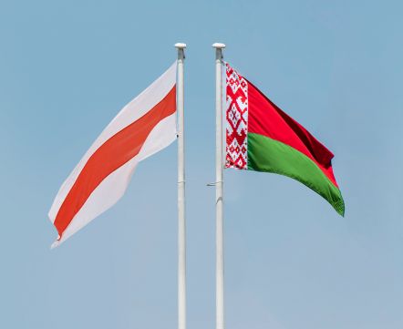 Почему в Беларуси два флага? Разбираем историю государственных символов