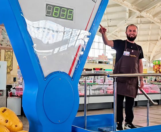 На Комаровке появились «весы из СССР». Они показывают вес не в килограммах, а в картошке