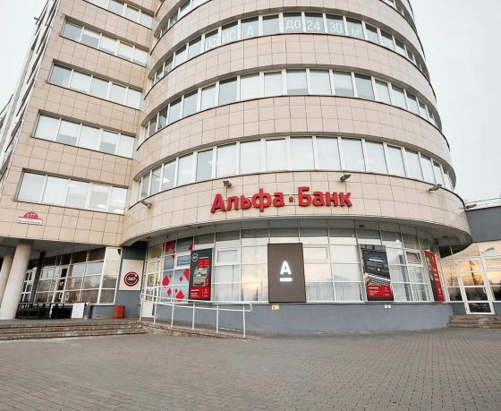 Беларуска пожаловалась, что у нее не приняли валюту из банкомата «Альфа-Банка». Оказалось, она не одна
