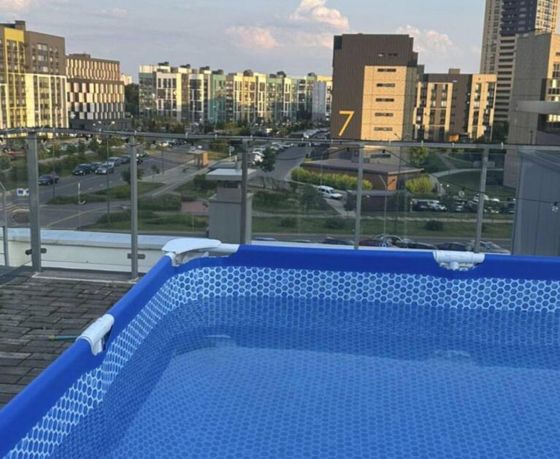 В Новой Боровой из-за жары поставили бассейн на крыше многоэтажки. Смотрите, как это выглядит