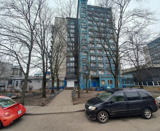 «Видим, как оно рассыпается на глазах». Минчанин показал состояние общаги возле Комаровского рынка