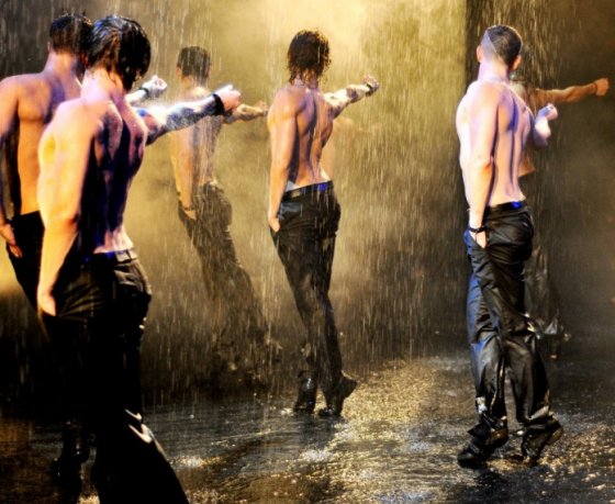 Видеонеделя: странные танцы мужчин с голыми торсами на шоу «Искушение»