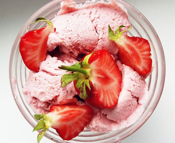 Дешевле сделать самому: готовим дома сливочное мороженое с клубникой