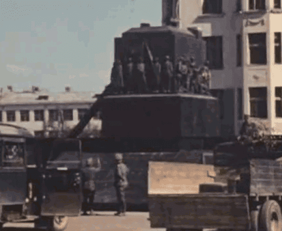 На площади Ленина лежит снесенный памятник. Смотрите самые первые цветные кинокадры Минска