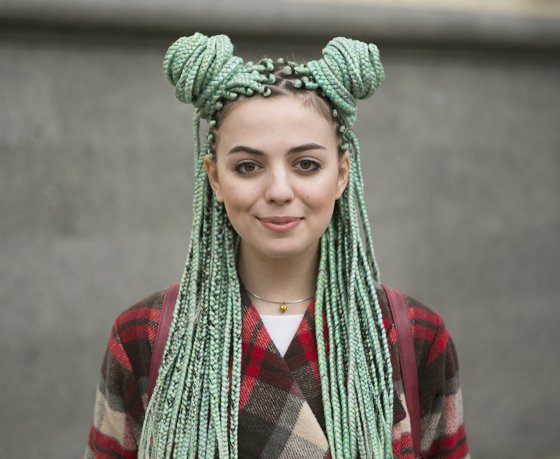 Уличная мода: айтишник из Нью-Йорка в противоударных ботинках и актриса мюзикла с зелеными косичками