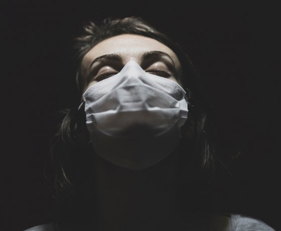 Как отличить сезонную аллергию от коронавируса? Чем опасен COVID-19 при астме? А тополиный пух переносит вирус? Отвечает врач-аллерголог