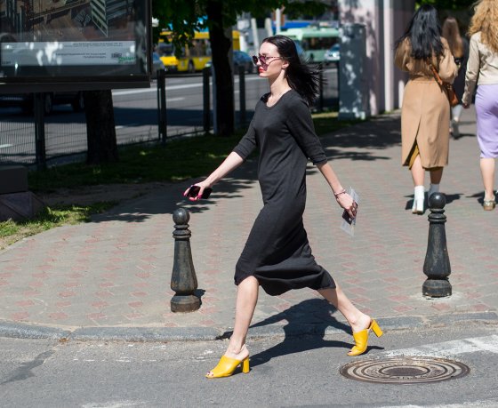 Уличная мода у «Метрополя». Смотрите, как стильно носить вечную классику: мамины джинсы, огромное пальто и грубые ботинки