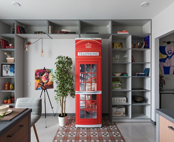 Квартиросъемка: дизайнерская «однушка» с ремонтом за $22 000 и красной телефонной будкой вместо холодильника