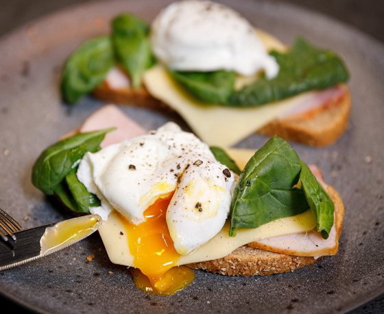 Приелась привычная яичница? Вот 3 быстрых варианта завтрака из яиц, которые можно приготовить в микроволновке (да-да!)