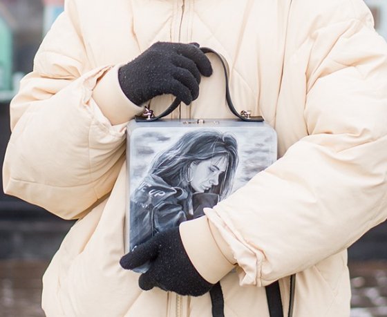 Уличная мода: нашли сумку с портретом ее хозяйки! И еще 9 крутых образов этой недели