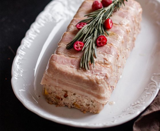 Уже составляете новогоднее меню? Вот 6 рецептов блюд из мяса и рыбы, которыми можно разнообразить праздничный стол