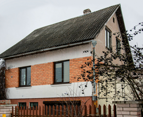 Эта семейная пара вместе с маленьким ребенком круглый год живeт на даче под Минском. Звучит здорово, но есть вопросы. «За отопление платили и по 700 рублей»