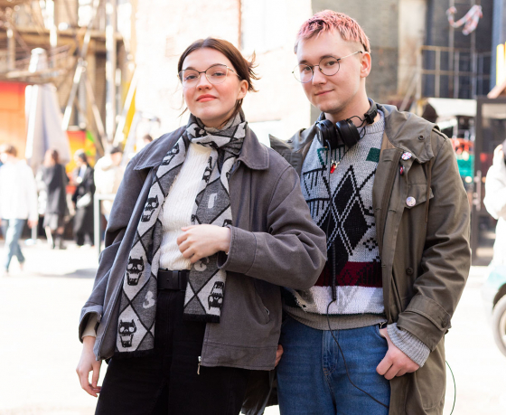 Уличная мода: вот как одевались модные минчанки и минчане на первой весенней барахолке «Open Шкаф» – оцените