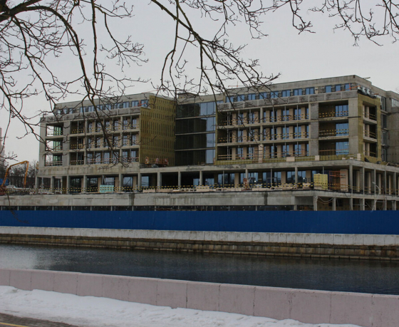 Уже появилось остекление. Журналисты посмотрели, как сейчас выглядит арабский комплекс в центре Минска на месте снесенного здания ВДНХ