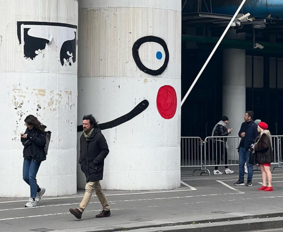 Минский художник нарисовал лицо на стене центра Помпиду в Париже. Его забрала полиция и выписала штраф 1,5 тыс. евро. Почитайте, как это было