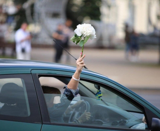 «В голове остался аромат цветов, особенно с первых дней». Беларусы – о том, какие ассоциации у них вызывает 9 августа 2020 года