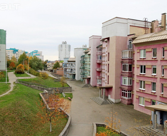 Эти дома называли одними из самых странных в Минске. Посмотрите, какие квартиры там продают